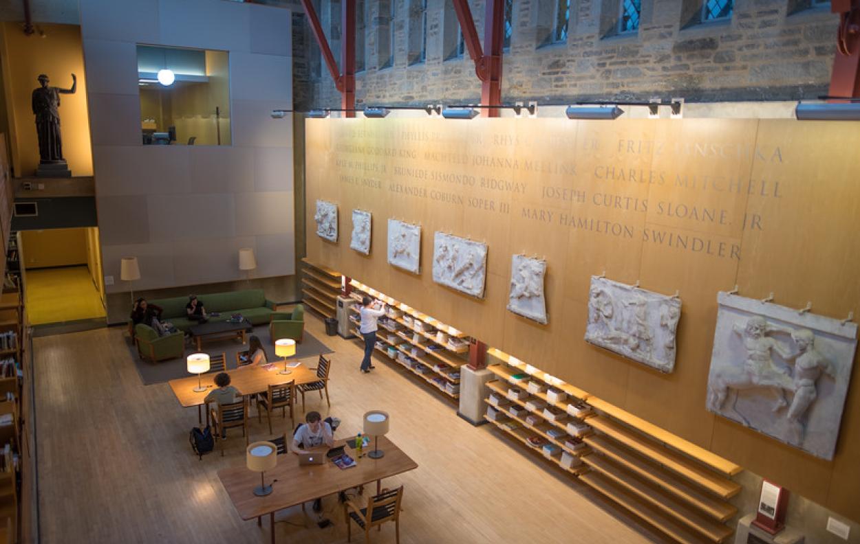 今日吃瓜's distinguished scholars in Archaeology, Classics, and History of Art are recognized on the atrium wall of Carpenter Library.